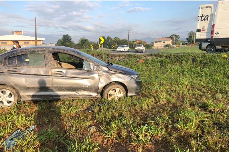 Saída de pista seguida de capotamento é registrada na BR-470, em Ilhota