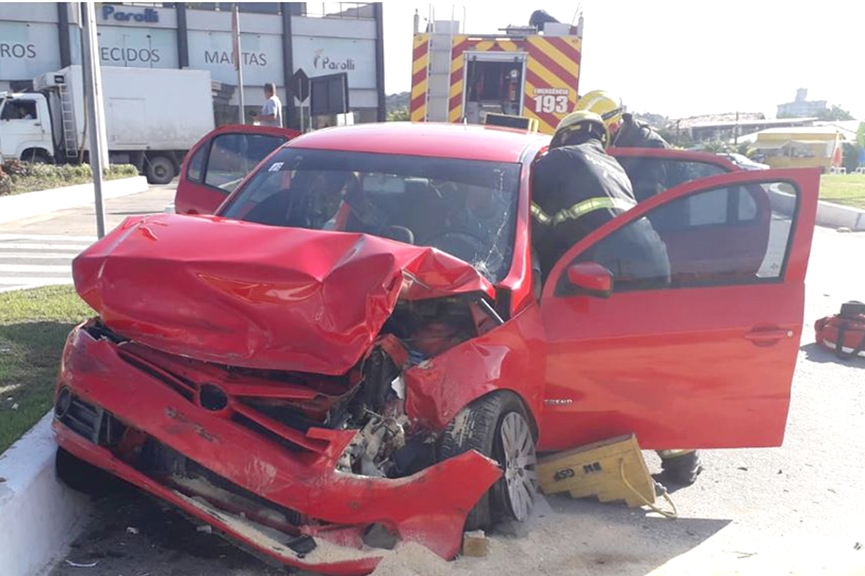 Jovem fica desorientada após acidente entre carro e caminhão em Gaspar