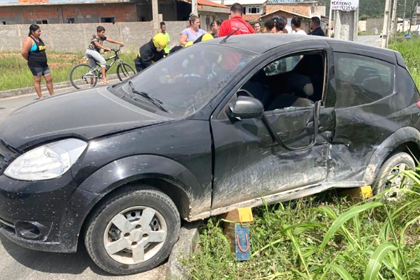 Mulher � hospitalizada ap�s acidente no bairro Pedra de Amolar, em Ilhota