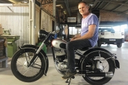 Gaspar tem especialista em restauração de motos e bicicletas antigas