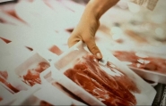 Cliente flagrado furtando carnes  preso em supermercado de Blumenau