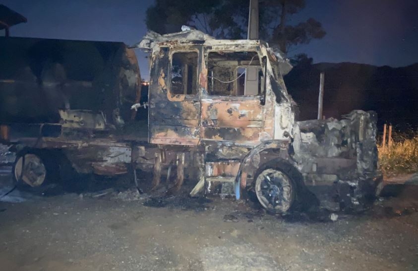 Caminhão fica parcialmente destruído após incêndio em Ilhota