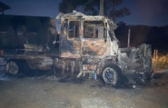Caminhão fica parcialmente destruído após incêndio em Ilhota