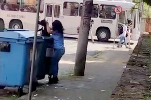 Presa mulher que jogou co no lixo em Blumenau