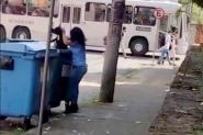 Presa mulher que jogou co no lixo em Blumenau