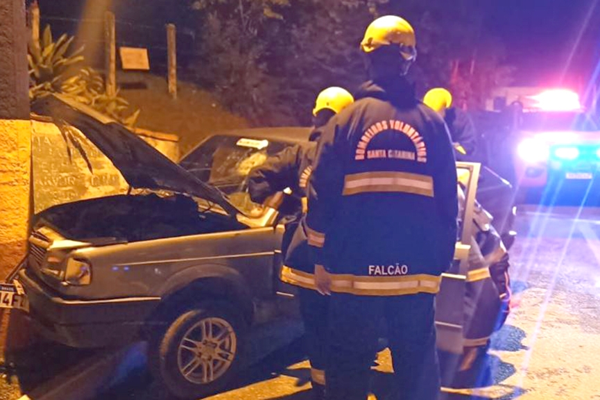 Idoso fica ferido após colidir carro contra poste em Ilhota