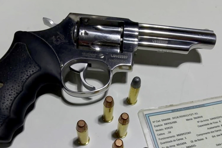 Polcia apreende arma de homem que ameaou vigilante noturno em Ilhota