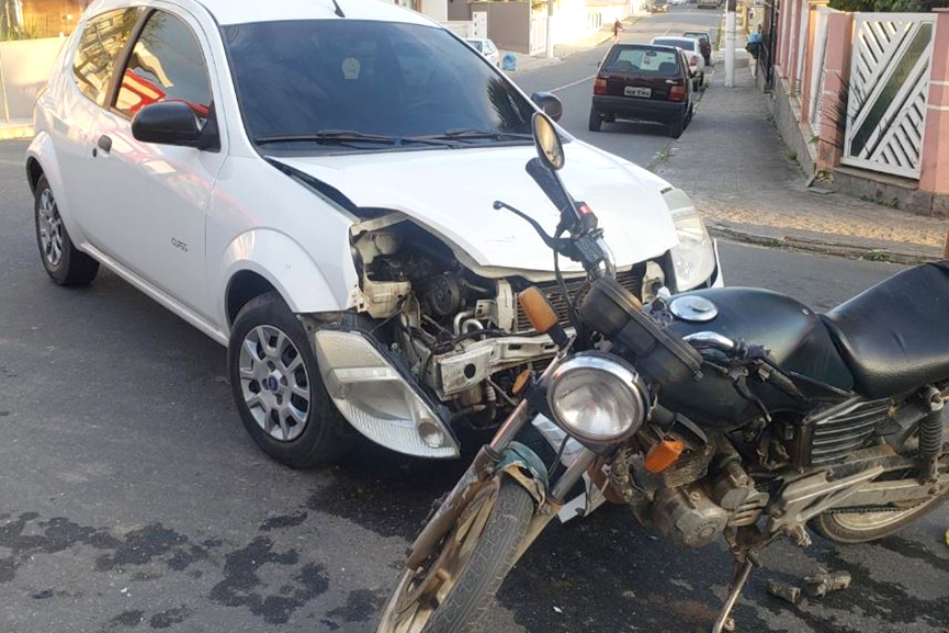 Segunda-feira começa com acidente de trânsito no Centro de Ilhota