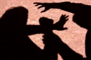 Homem � preso pela PM ap�s agredir companheira com chute em Gaspar 
