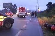 Carro e moto se chocam e homem fica ferido em Gaspar