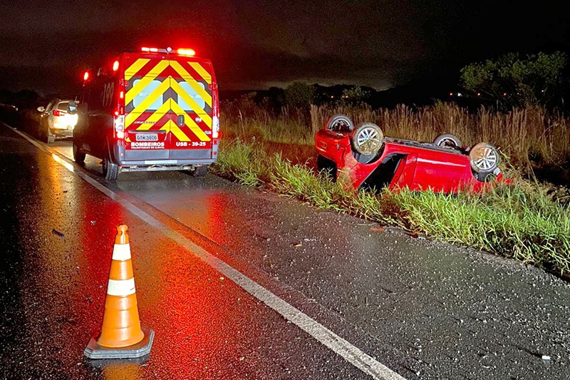 Saída de pista seguida de capotamento é registrada na BR-470, em Ilhota