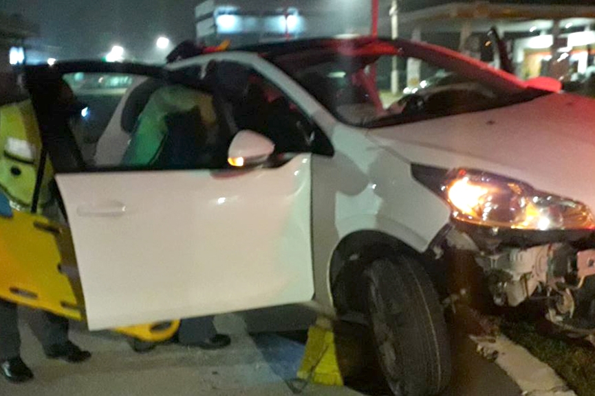 Mulher fica ferida ao colidir carro contra canteiro central em Gaspar