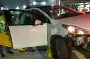 Mulher fica ferida ao colidir carro contra canteiro central em Gaspar