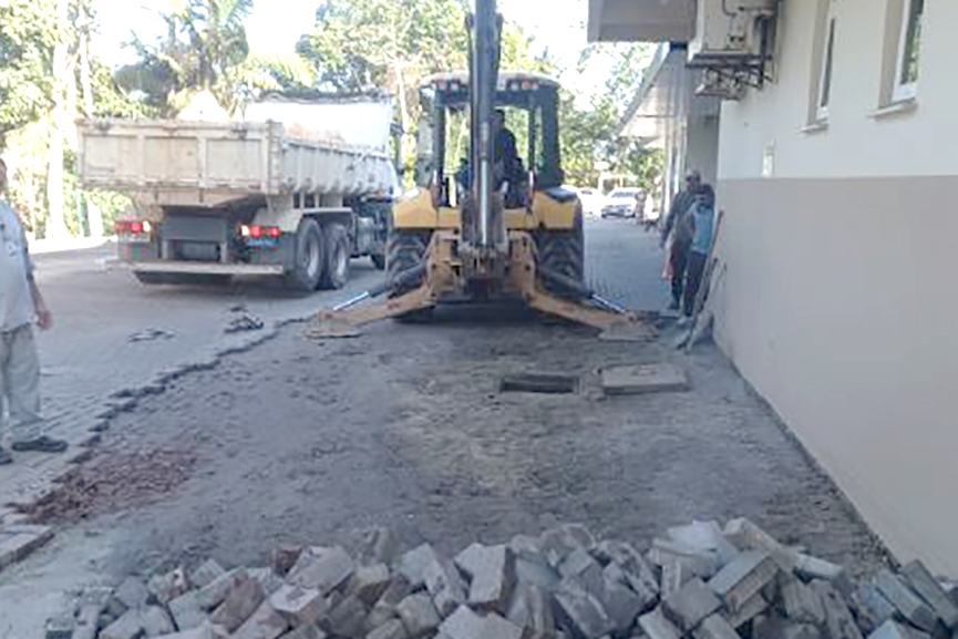 Prefeitura e Samae consertam pavimentação danificada pela chuva no Hospital de Gaspar
