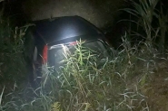 Carro cai em ribanceira e casal fica ferido no bairro Barracão, em Gaspar