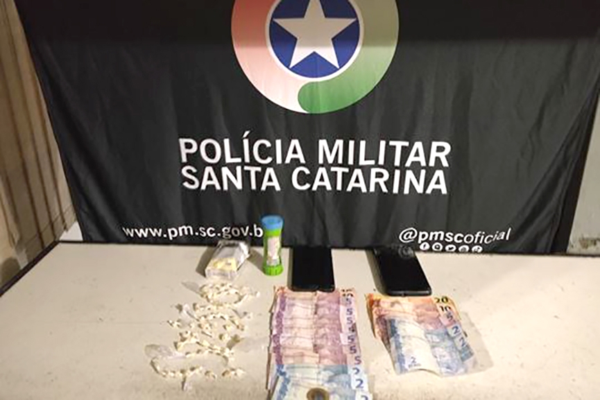 Homem é preso e dois menores são apreendidos com 60 pedras de crack em Gaspar