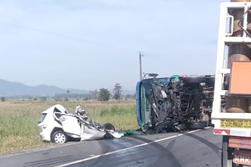 Homem morre em grave acidente entre carro e caminhão carregado de gasolina na BR-470, em Ilhota