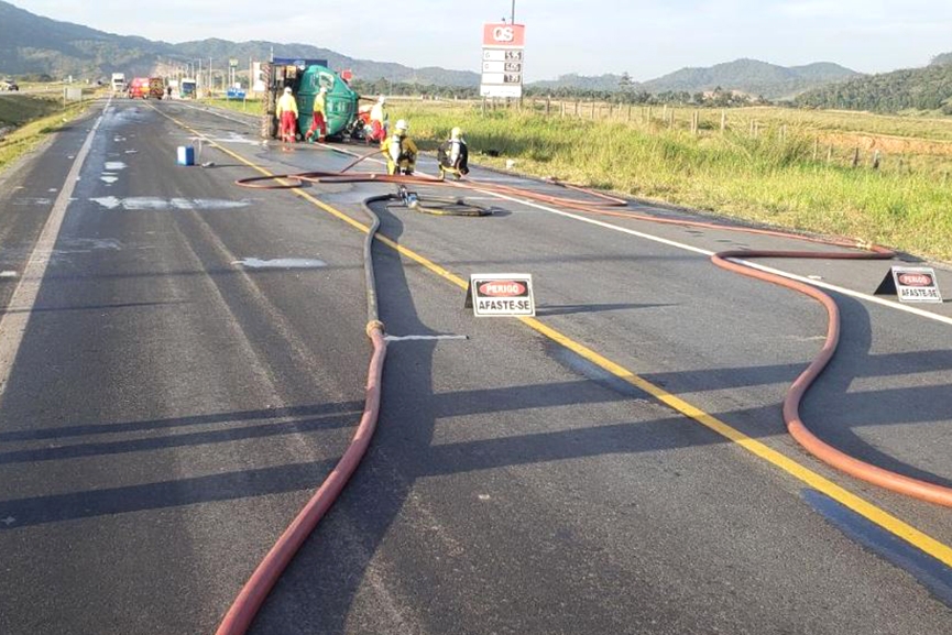 Mais de seis horas depois, BR-470 segue interditada em trecho de acidente em Ilhota