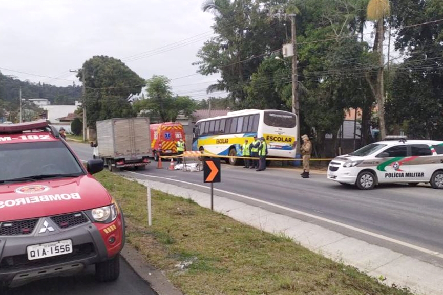 Idosa morre ap�s colidir bicicleta contra caminh�o na BR-470, em Gaspar