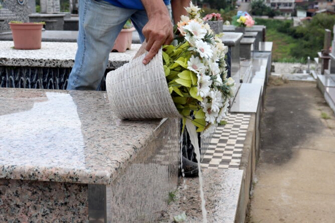 Prefeitura de Gaspar pede que familiares tirem vasos e flores do Cemitrio do Barraco