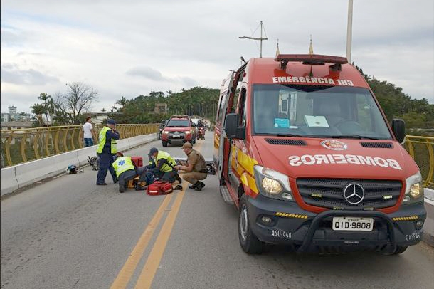 Acidente em cima da ponte Hercílio Deeke deixa motociclista ferido