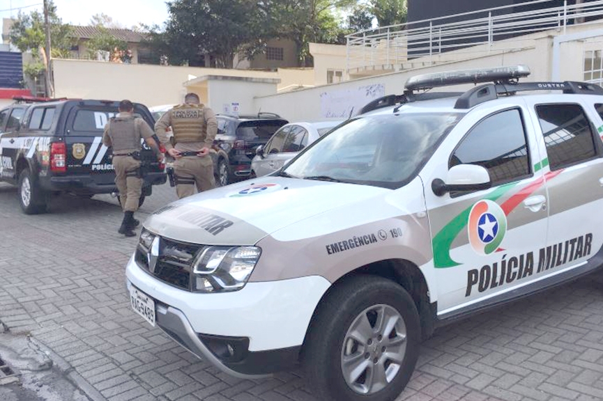 Mulher e bebê são encontrados mortos dentro de apartamento em Blumenau