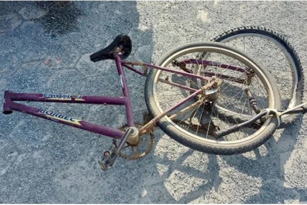 Homem morre ap�s colidir bicicleta contra carro em Blumenau
