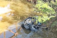 Carro cai no rio após motorista fugir da polícia e quatro crianças são reanimadas em Criciúma