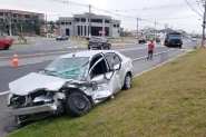Carro e caminhão carregado de argamassa colidem na Av. Francisco Mastella, em Gaspar