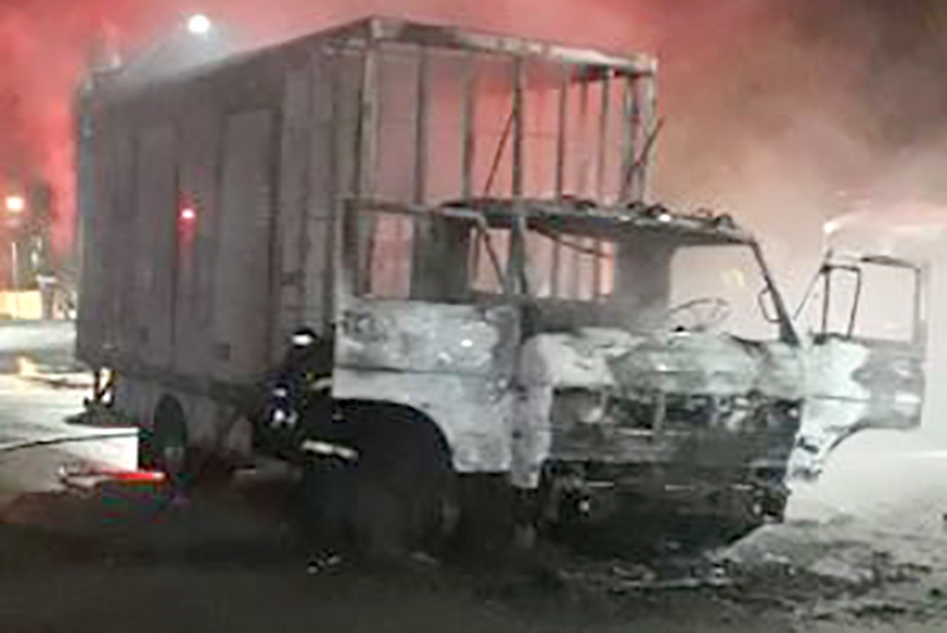 Caminhão fica completamente destruído após pegar fogo em pátio de mercado em Gaspar