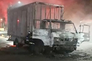 Caminhão fica completamente destruído após pegar fogo em pátio de mercado em Gaspar