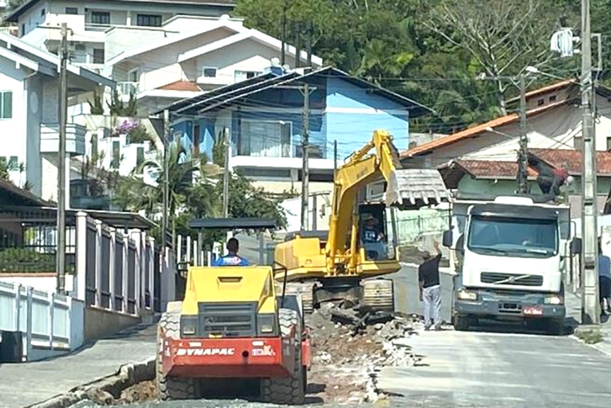 Rua danificada em temporal come�a a ser recuperada no Centro de Gaspar