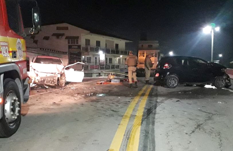 Homem morre em colisão frontal no viaduto da Avenida das Comunidades, em Gaspar