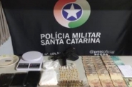 Pol�cia Militar prende dois homens com drogas e dinheiro falso em Ilhota