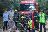 Bombeiros de Gaspar resgatam cavalo após charrete cair em ribanceira no Gasparinho
