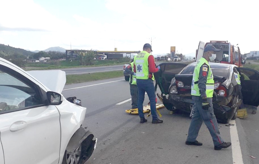 Mulher é hospitalizada após acidente entre carros na BR-470, em Gaspar