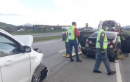 Mulher � hospitalizada ap�s acidente entre carros na BR-470, em Gaspar