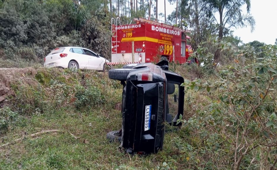 Dois homens ficam feridos após capotamento em Ilhota