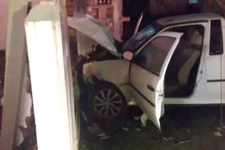Idoso fica gravemente ferido após colidir carro contra árvore e muro em Blumenau
