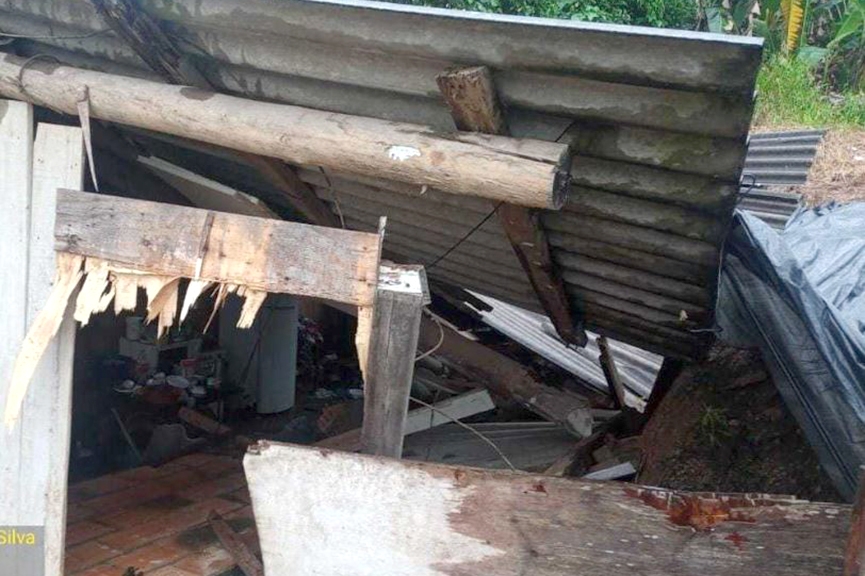 Muro cai, atinge parte de telhado e famlia  orientada a sair de casa no Barraco, em Gaspar