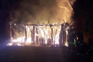 Casa desocupada fica totalmente destruda aps incndio em Gaspar