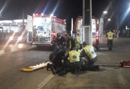 Motoboy fica com pea de moto cravada no rosto aps colidir contra poste no Centro de Gaspar