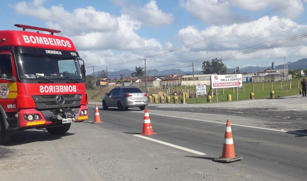 Mulher rola debaixo de caminhão em acidente na BR-470, em Gaspar