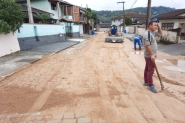 Comea a pavimentao da rua Clara Schmitz, no Bela Vista, em Gaspar