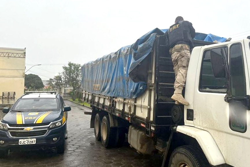 Caminho com mais de 150 mil maos de cigarros contrabandeados  apreendido em Ilhota