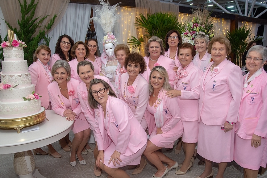 Caf e desfile de moda marcam 33 anos da Rede Feminina de Gaspar