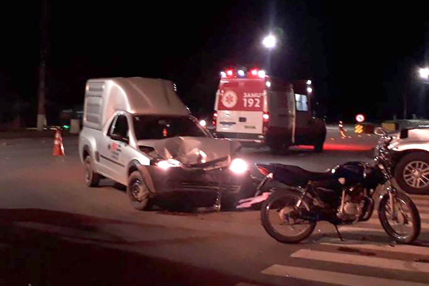 Duas pessoas so hospitalizadas aps coliso entre moto e carros em Gaspar