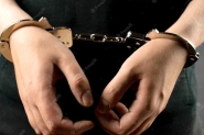 Adolescente  detido usando droga em ponto de nibus em frente  escola em Gaspar