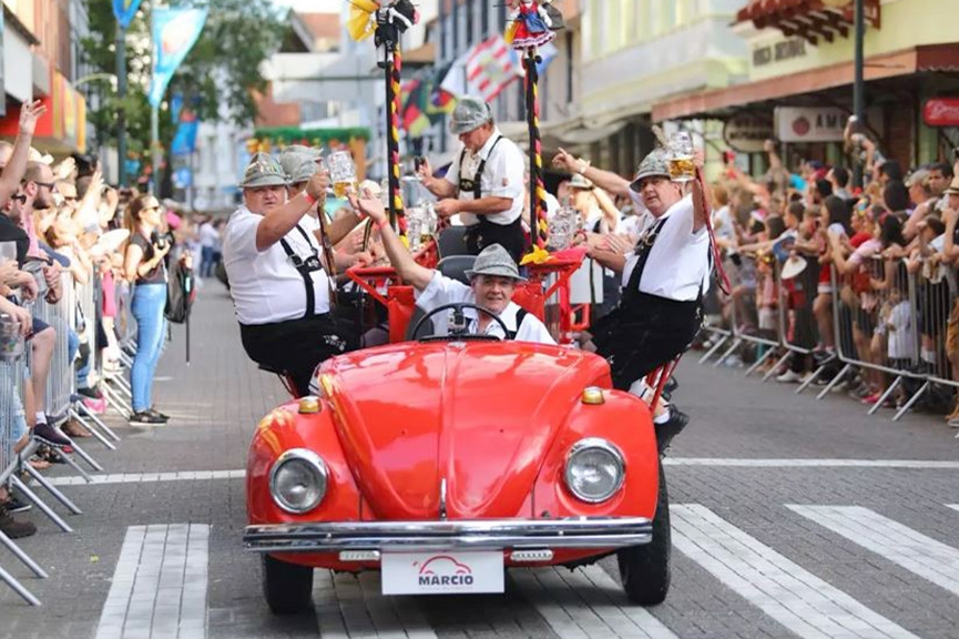 Oktoberfest Blumenau comea nesta quarta com o tradicional desfile 