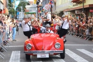 Oktoberfest Blumenau comea nesta quarta com o tradicional desfile 